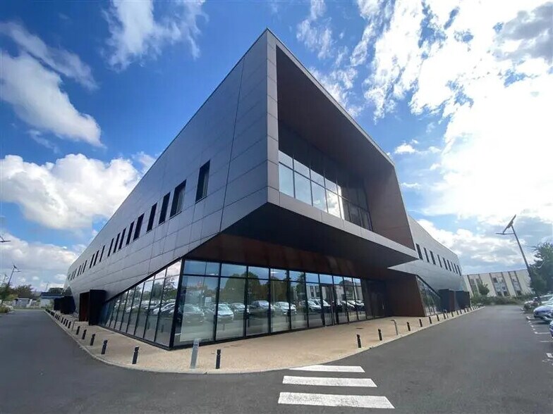 Office in Bonneuil-sur-Marne for lease - Building Photo - Image 1 of 5