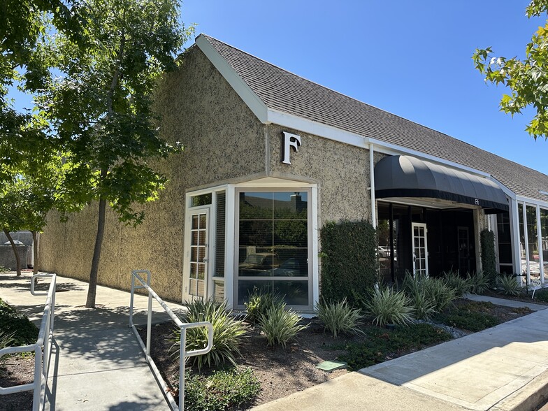 151 Kalmus Dr, Costa Mesa, CA for lease - Building Photo - Image 1 of 23