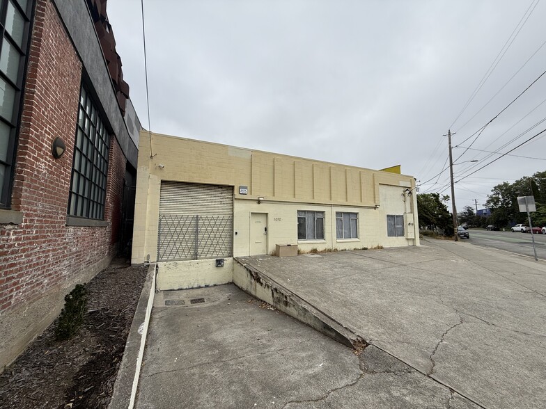 1070-1074 40th St, Oakland, CA for lease - Building Photo - Image 2 of 4