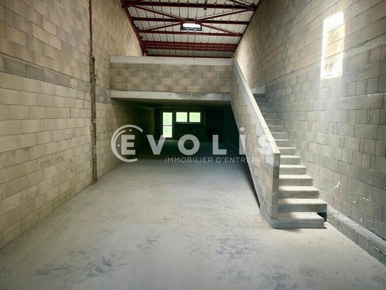 Flex in Saint Cheron for lease - Interior Photo - Image 3 of 6