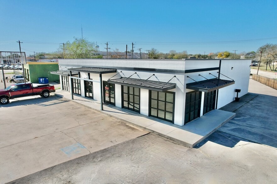 307 2nd St, Pleasanton, TX for lease - Building Photo - Image 2 of 8