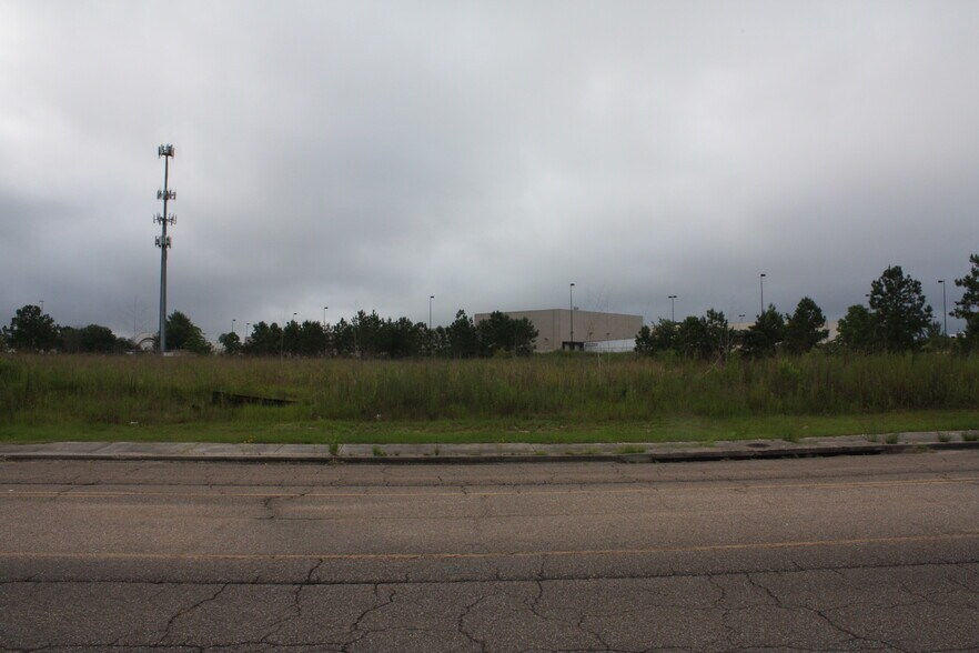 Cross Creek Pky, Hattiesburg, MS for sale - Building Photo - Image 1 of 1