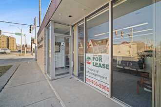 221 E Washington St, Bloomington, IL for lease Building Photo- Image 1 of 29