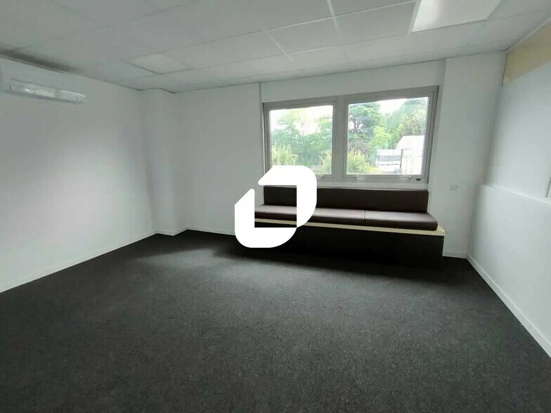 Office in Bezons for lease - Interior Photo - Image 2 of 10