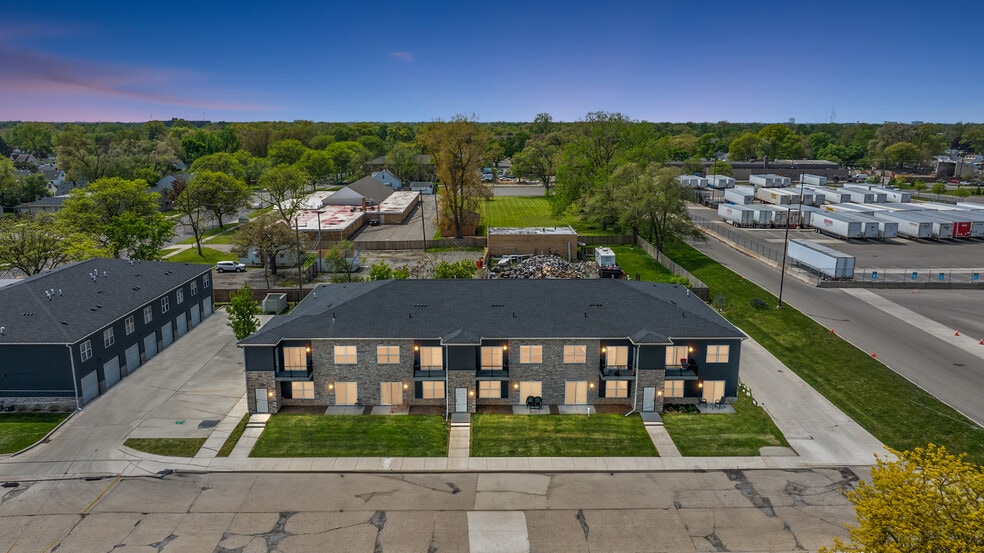 1241-1251 E Woodward Heights Blvd, Hazel Park, MI for sale - Primary Photo - Image 2 of 58