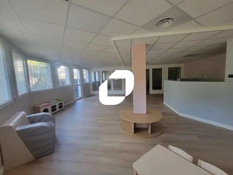 Office in Orsay for lease - Building Photo - Image 3 of 12