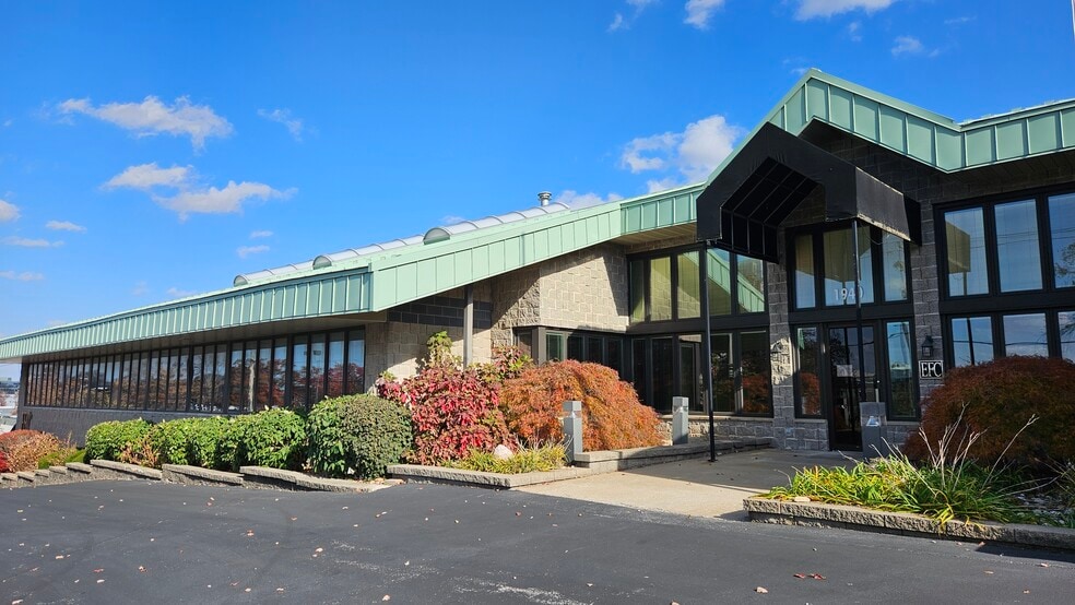 1900-1940 Craigshire Dr, Saint Louis, MO for sale - Building Photo - Image 1 of 10