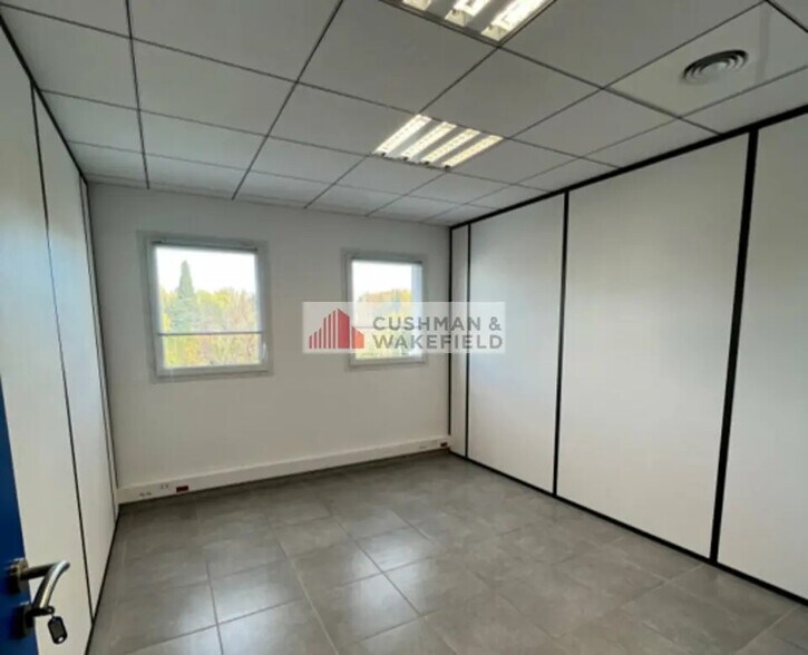 Office in Nîmes for lease - Interior Photo - Image 2 of 3