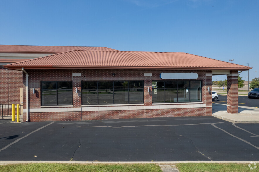 13810-13854 Lakeside Cir, Sterling Heights, MI for lease - Building Photo - Image 3 of 7