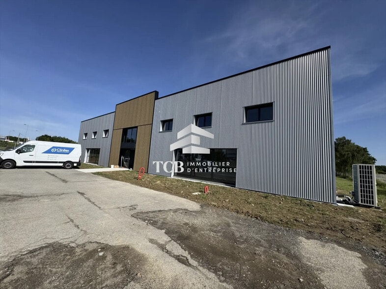 Flex in Couëron for sale - Building Photo - Image 2 of 18