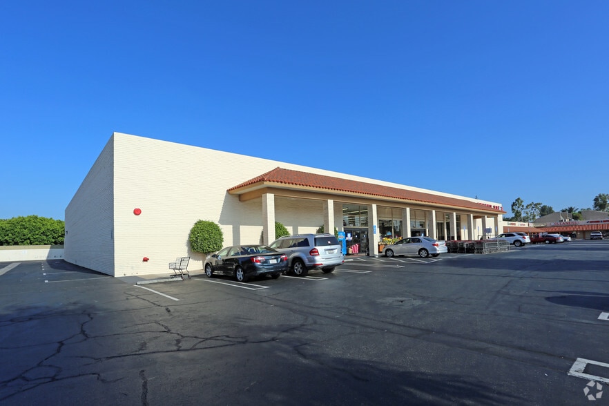 2360-2390 N Tustin Ave, Santa Ana, CA for lease - Building Photo - Image 3 of 12