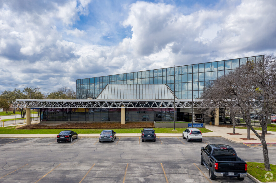 403 S WW White Rd, San Antonio, TX for lease - Building Photo - Image 2 of 5