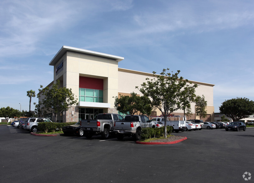 945 E Dominguez St, Carson, CA for lease - Primary Photo - Image 1 of 4