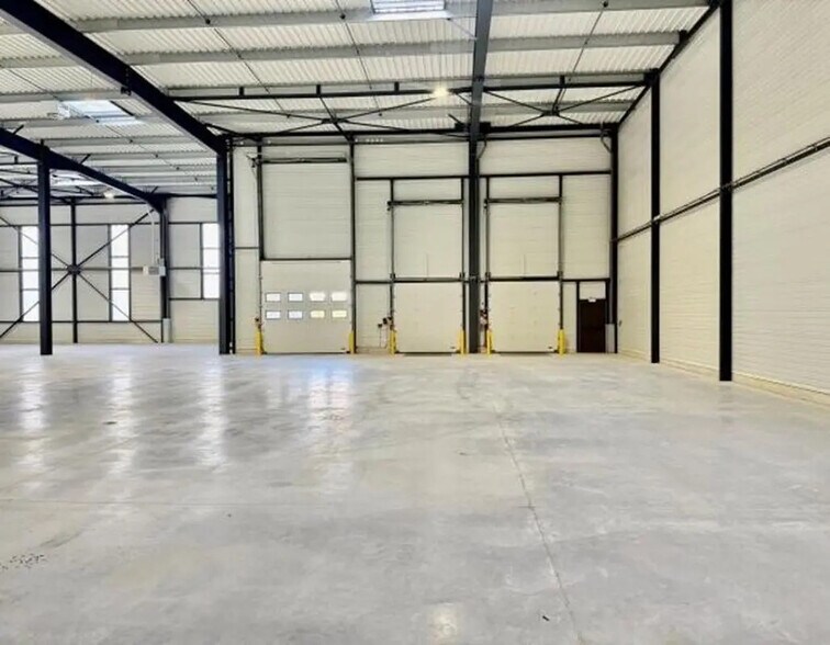 Office in Trappes for lease - Building Photo - Image 3 of 19