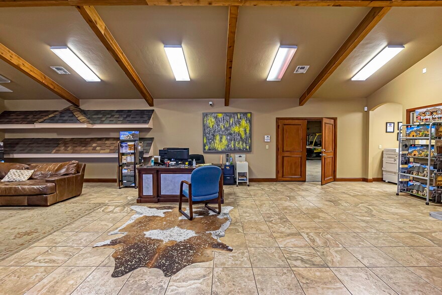 1302 SW Lee Blvd, Lawton, OK for lease - Interior Photo - Image 1 of 16