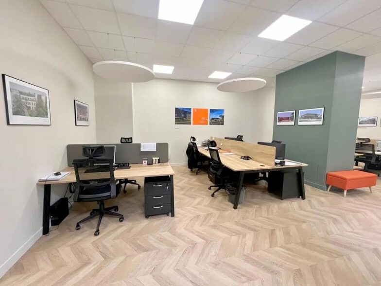 Office in Saint-Germain-en-Laye for lease - Interior Photo - Image 2 of 15