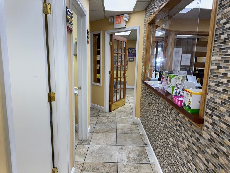 5-10 Brunswick Woods Dr, East Brunswick, NJ for lease - Building Photo - Image 3 of 9