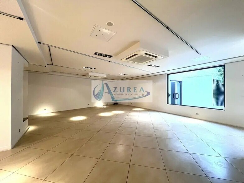 Retail in Cannes for lease - Interior Photo - Image 2 of 5