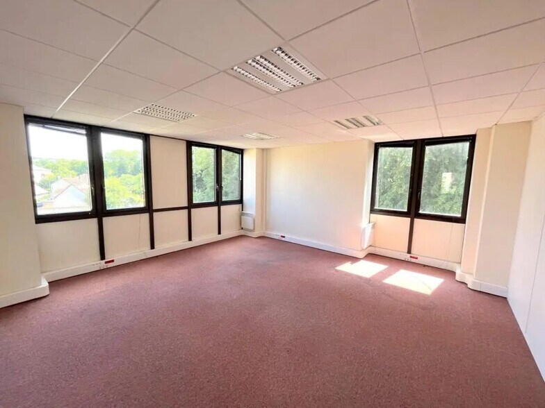 Office in Saint-Germain-en-Laye for lease - Building Photo - Image 3 of 18