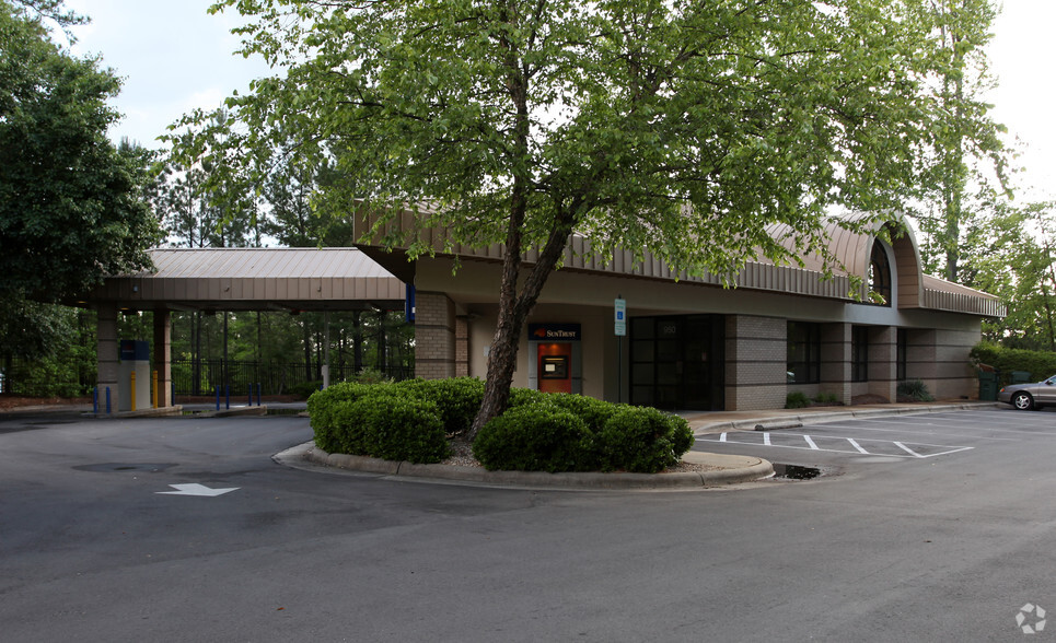 950 N Harrison Ave, Cary, NC for lease - Primary Photo - Image 1 of 7