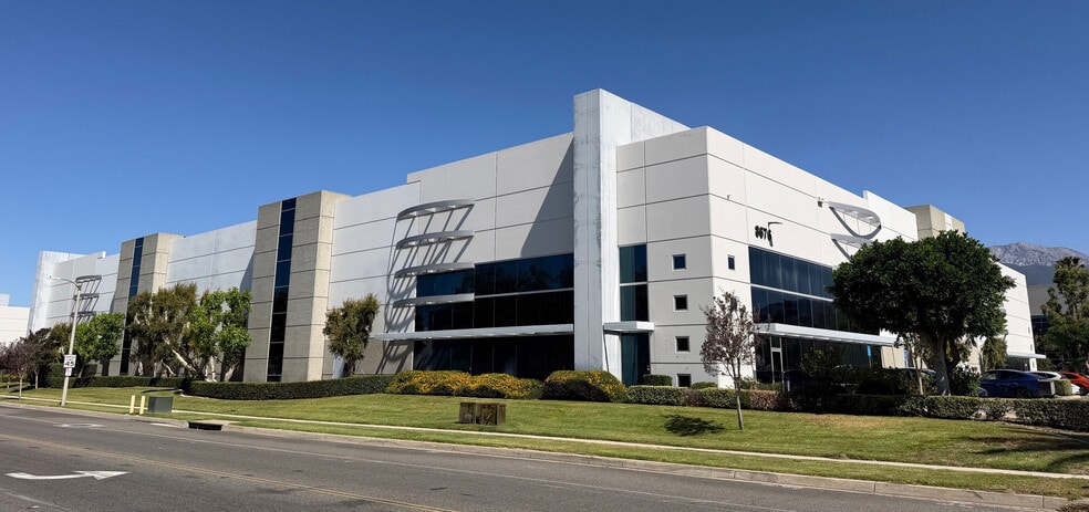 8676 Rochester Ave, Rancho Cucamonga, CA for lease - Building Photo - Image 1 of 5