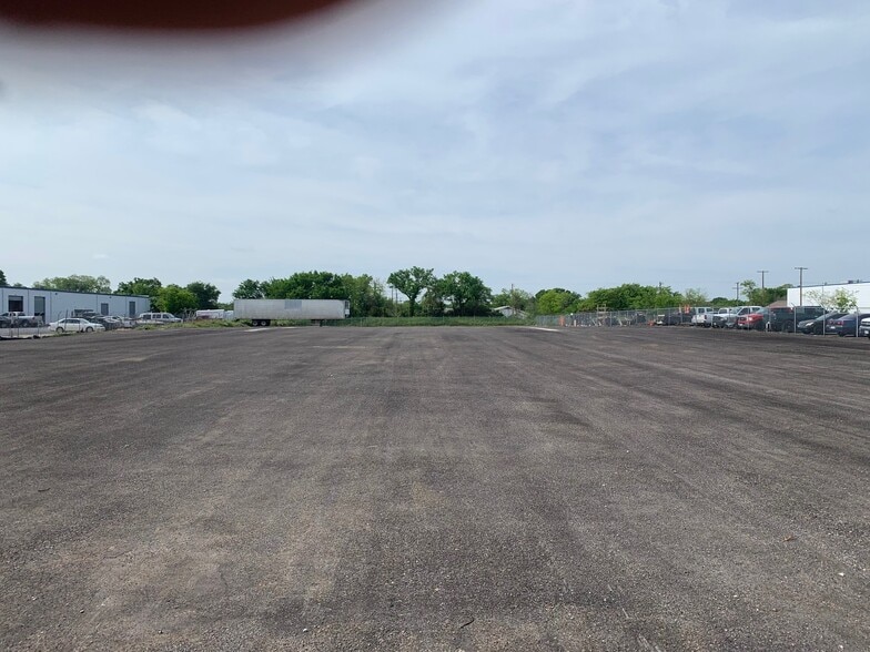 5894 E Berry St, Fort Worth, TX for lease - Building Photo - Image 1 of 8