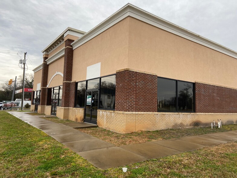 403 Gillespie St, Fayetteville, NC for lease - Primary Photo - Image 2 of 9