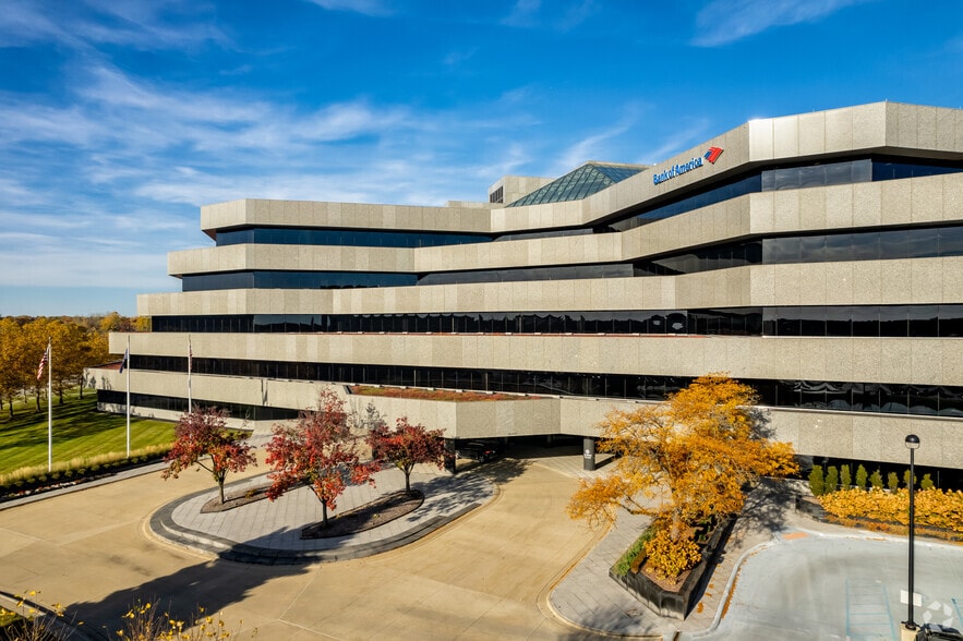 2600 W Big Beaver Rd, Troy, MI for lease - Building Photo - Image 3 of 39