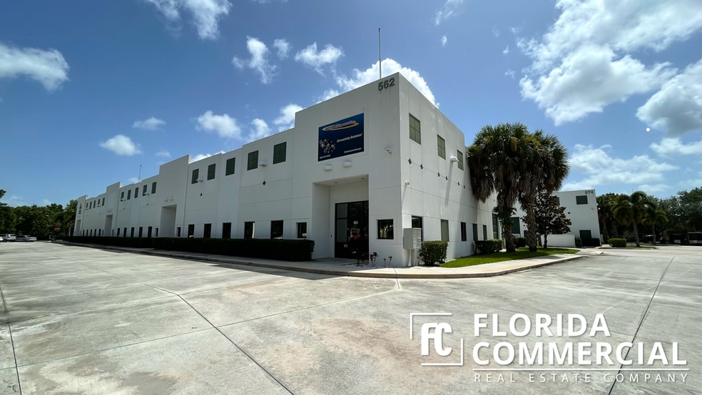 574 NW Mercantile Pl, Port Saint Lucie, FL for lease - Building Photo - Image 2 of 7
