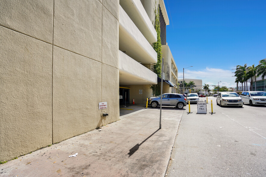 747 Ponce de Leon Blvd, Coral Gables, FL for lease - Building Photo - Image 2 of 11