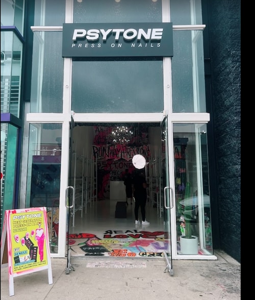 7611-7615 Melrose Ave, Los Angeles, CA for lease - Building Photo - Image 3 of 7