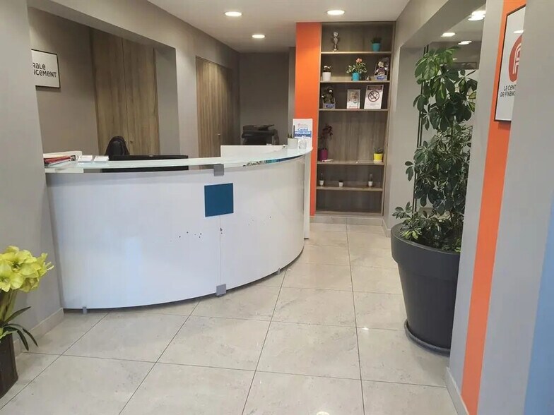 Retail in Villejuif for sale - Lobby - Image 2 of 4