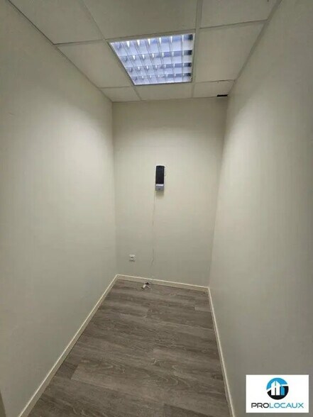 Office in Amiens for lease - Interior Photo - Image 3 of 3