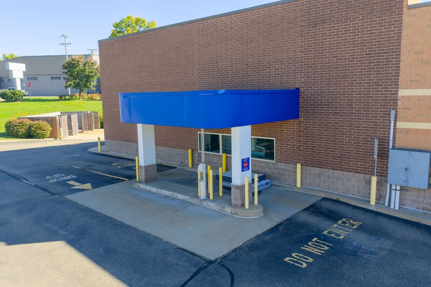705 W High Ave, New Philadelphia, OH for lease - Building Photo - Image 2 of 13