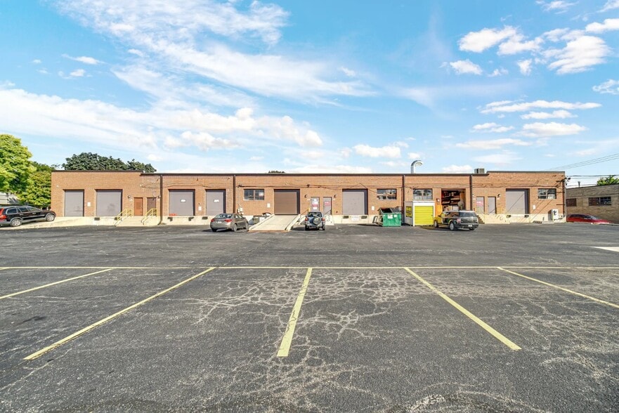 2425-2435 Devon Ave, Elk Grove Village, IL for lease - Building Photo - Image 3 of 6