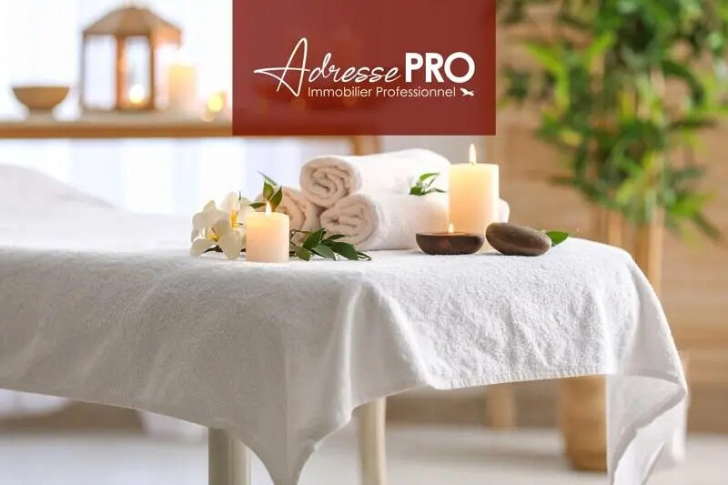 Retail in La Rochelle for lease - Interior Photo - Image 1 of 3