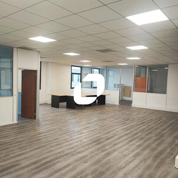 Flex in Créteil for lease - Interior Photo - Image 2 of 11