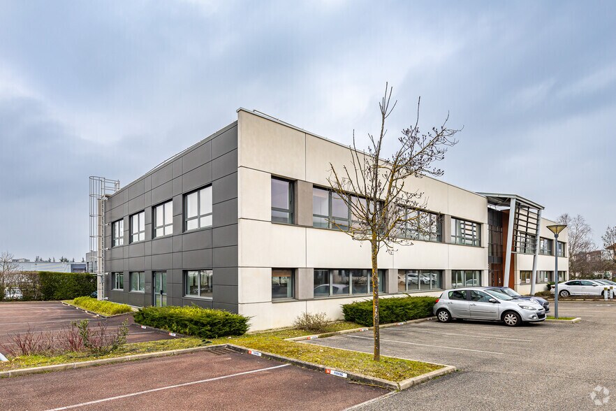 Office in Saint-Priest for lease - Primary Photo - Image 1 of 6