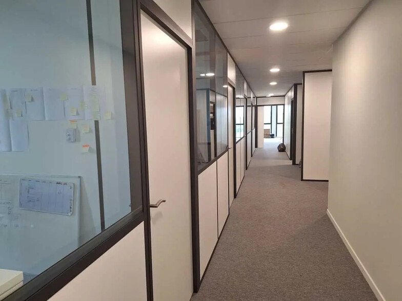 Office in Bordeaux for lease - Building Photo - Image 3 of 10