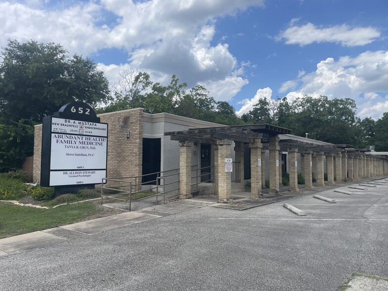 652 N Houston Ave, New Braunfels, TX for lease - Building Photo - Image 1 of 5