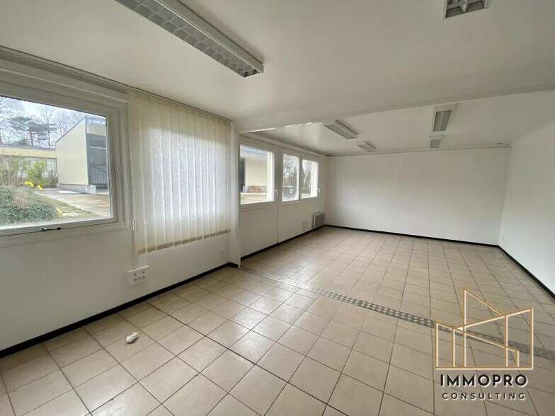 Flex in Évreux for lease - Interior Photo - Image 3 of 4