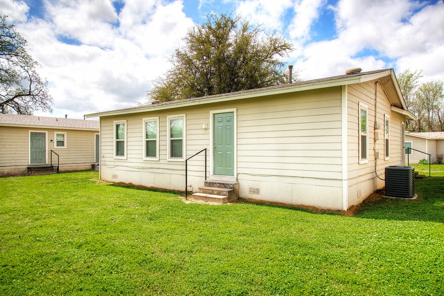 606 SE Hackleman St, Roxton, TX for sale - Building Photo - Image 1 of 1