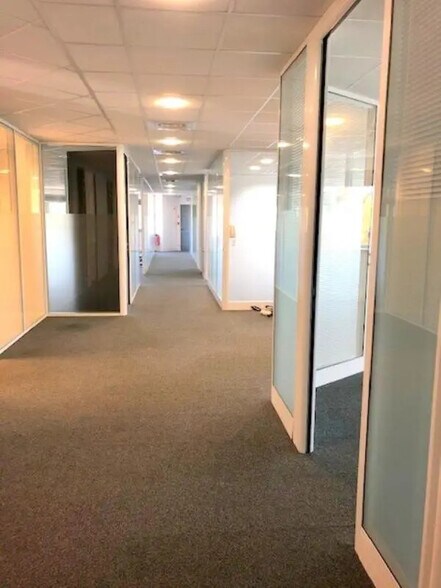 Office in Guyancourt for lease - Interior Photo - Image 3 of 9