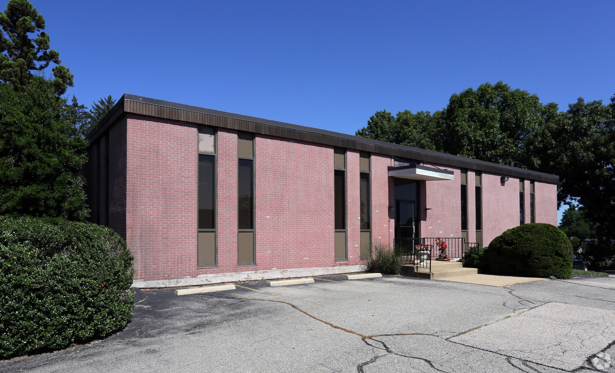 680 Warren Ave, East Providence, RI for sale Primary Photo- Image 1 of 1