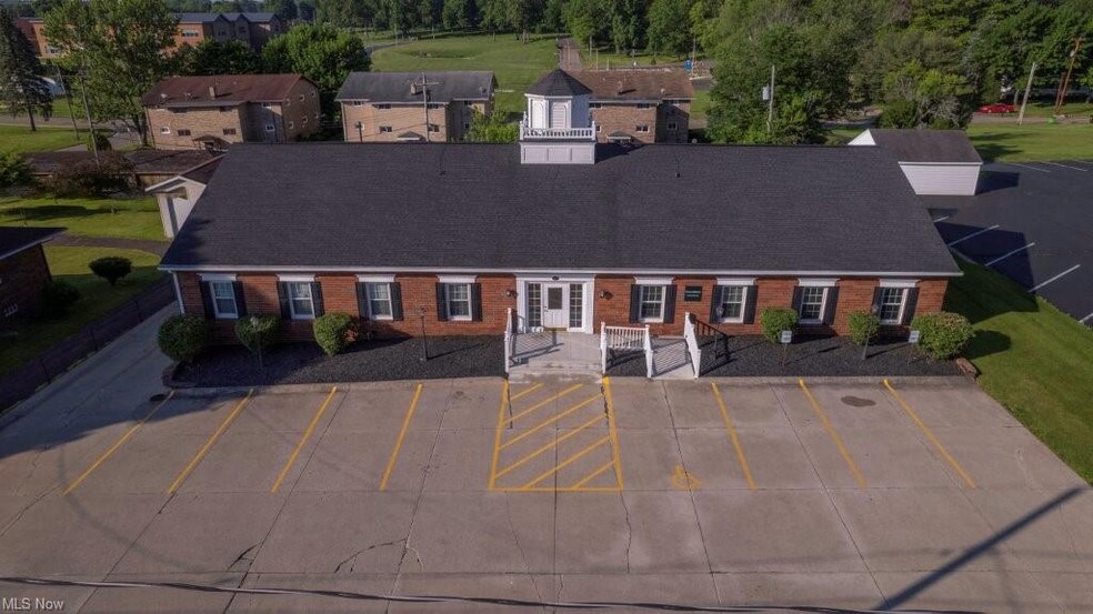 450 W Maple Ave, Hartville, OH for lease - Building Photo - Image 1 of 12