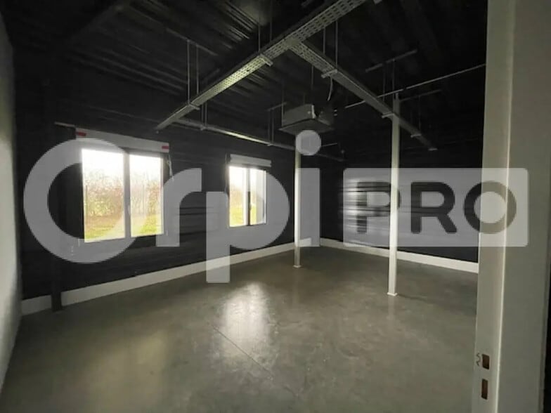 Flex in Bourg-en-Bresse for sale - Interior Photo - Image 1 of 8