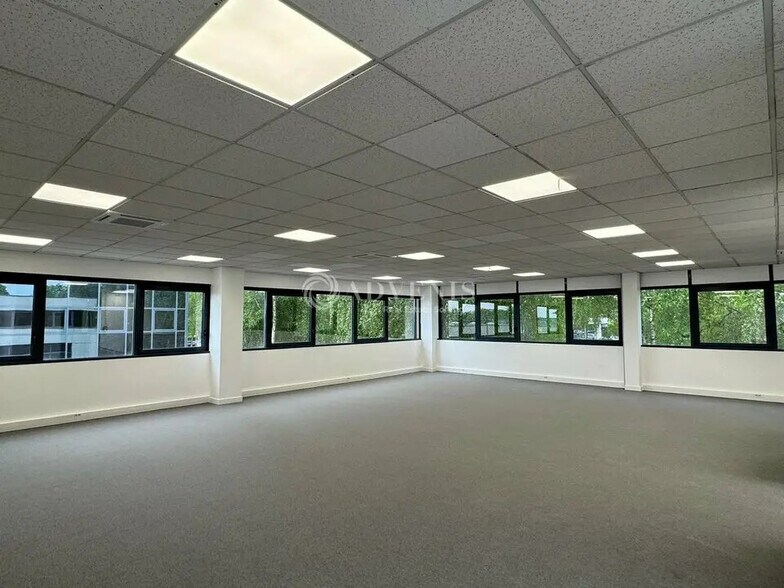 Flex in Saclay for lease - Interior Photo - Image 1 of 12