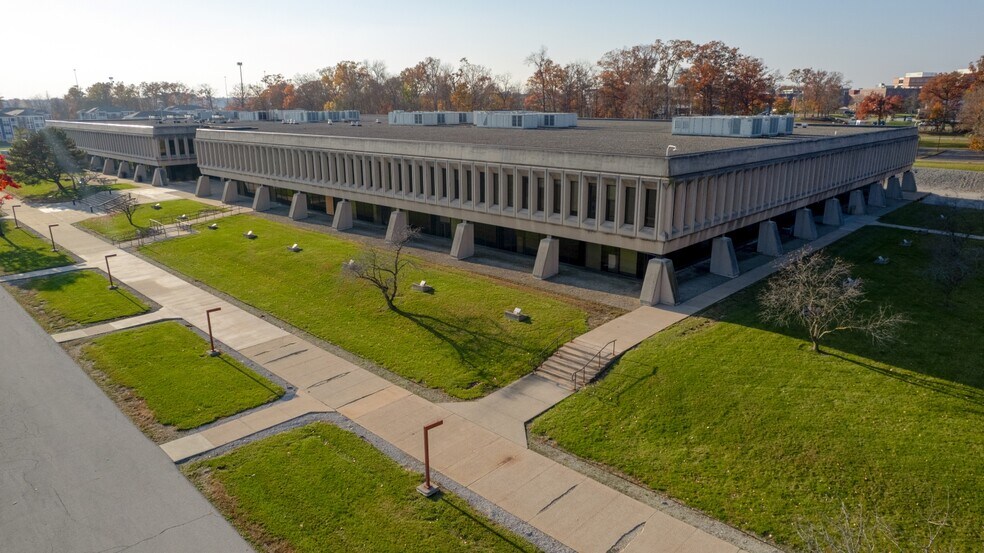 8001 W Jefferson Blvd, Fort Wayne, IN for sale - Building Photo - Image 1 of 1
