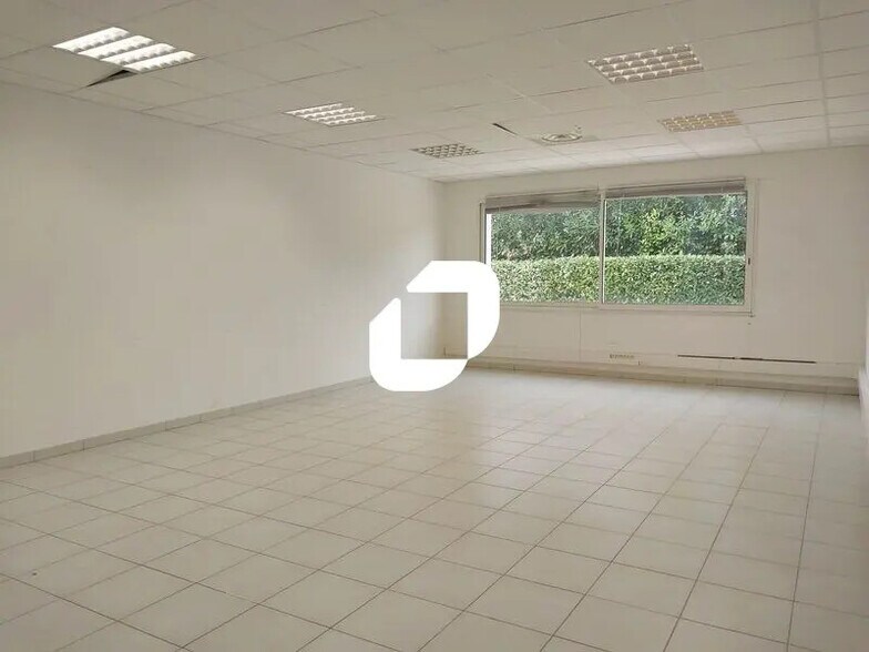Office in Gallargues-le-Montueux for lease - Building Photo - Image 3 of 23