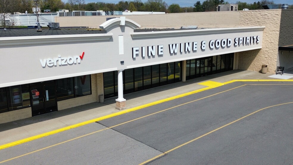 15-49 Pine Grove Sq, Grove City, PA for lease - Building Photo - Image 2 of 6